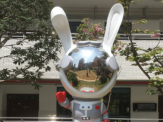 电镀玻璃钢月球兔子雕塑