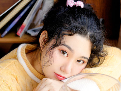 变成窗边的麻雀，偷看可爱的你和手里的面包屑。