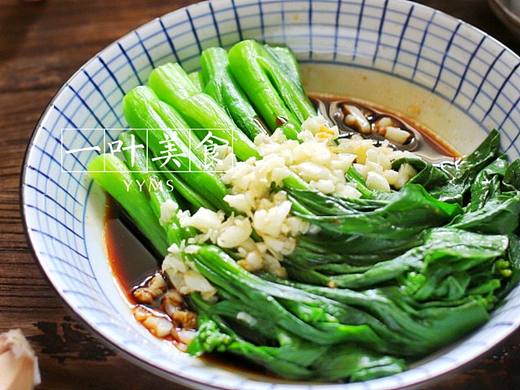 日式陶瓷盘，白灼菜心，暗调