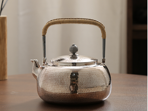   茶具摄影展示（银茶壶）