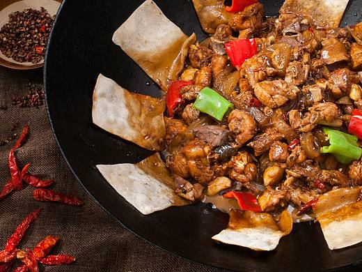 一口地锅｜安徽美食地锅鸡， 咬一口浸泡了汤汁的饼， 