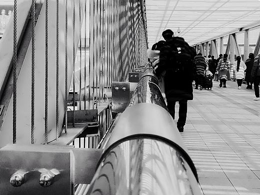 北京西站天桥秀恩爱的男女青年