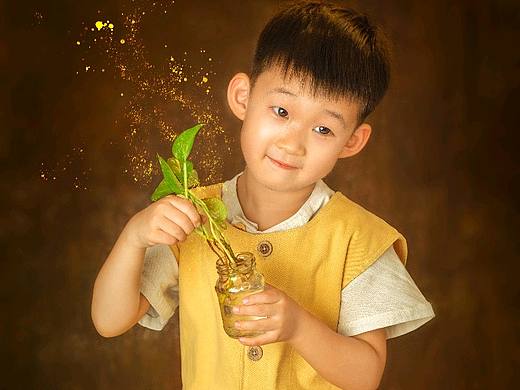 可爱的小小少年