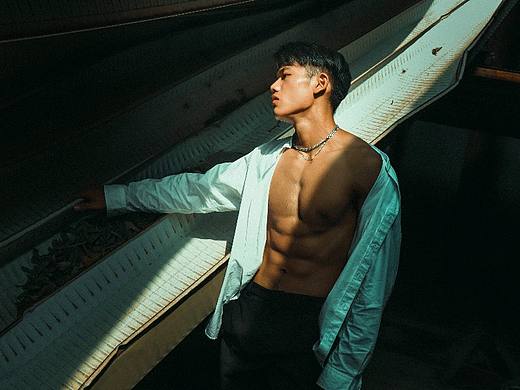 废墟 光影 体育生