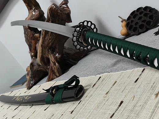 老吴是个刀剑道具师