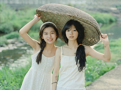 你在左边 我紧靠右