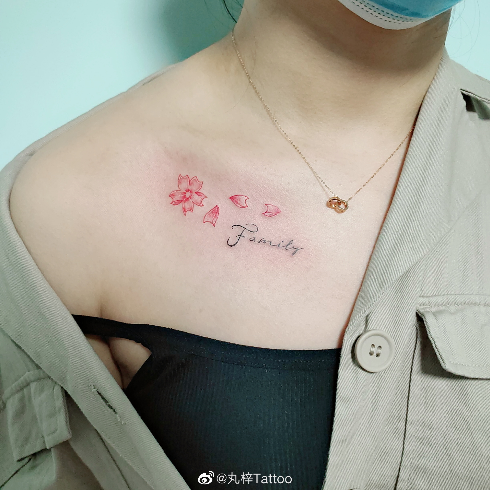 妩媚的薛小姐脚面上的粉红色桃花纹身图案_深圳纹彩刺青