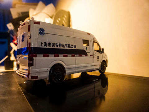 校车改造成押运车 1:24