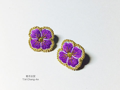 手工刺繡，唐代小團(tuán)花刺繡耳釘（個(gè)人主頁(yè)-ZMjQ3OTE3MTY=） - 首飾設(shè)計(jì) - 站酷設(shè)計(jì)師寄月長(zhǎng)安原創(chuàng)素材 - 站酷ZCOOL