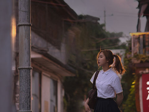 人间本不该令我这么欣喜的.但是你来了