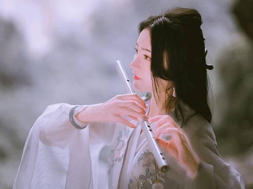 山水间的白衣女子