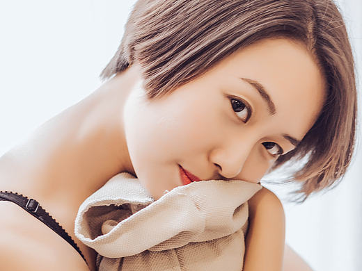 借我纷纷的情欲,梦中是你,与枕俱醒。