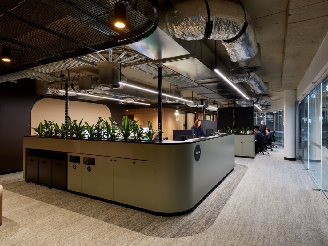 办公室室内装修：黑色金属元素、抛光混凝土地板和裸露的服务向企业的工业形象致敬_凯悦办公室装修-站酷ZCOOL