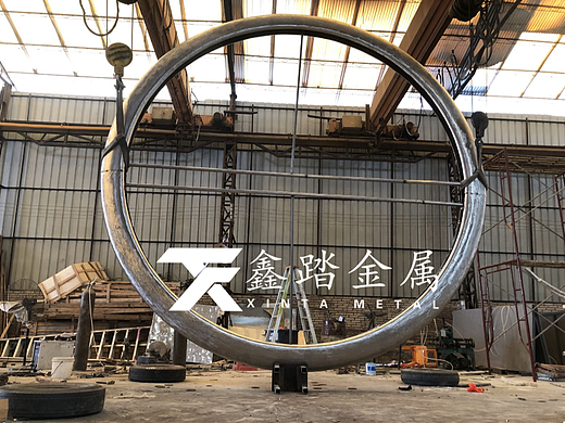 镜面不锈钢圆环雕塑实景案例