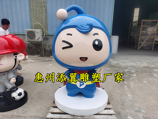 商业美陈树脂纤维卡通娃娃雕塑点缀“芒得步行街入口”