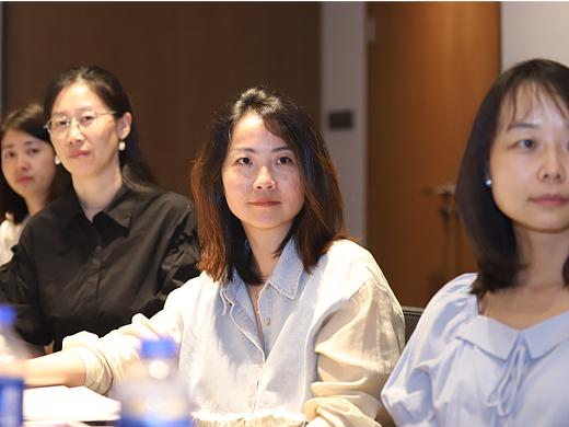 拍摄一个小型培训会议
