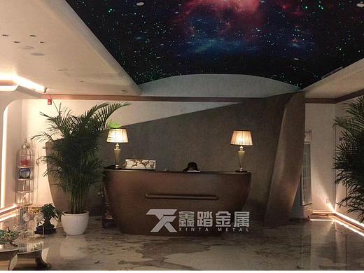 定制会所配套金属装饰屏风 金属接待台 安装案例图片