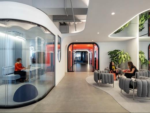 办公楼设计装修：咖啡厅和大胆而有趣的工作休息室充满磁性