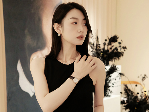 妍姿俏丽