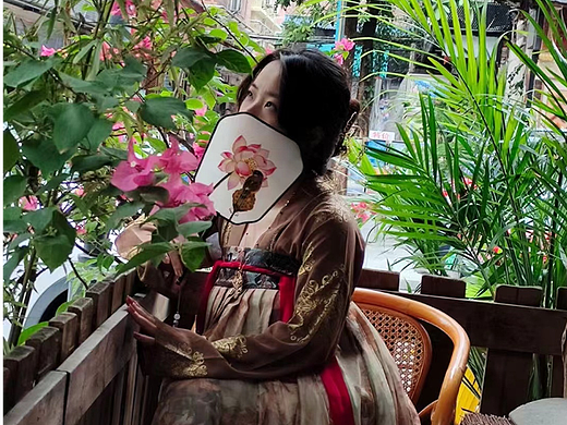 掐絲琺瑯扇與漢服更配哦（個人主頁-ZNjI3NzU5NzI=） - 其他手工藝 - 站酷設(shè)計師廖建珍原創(chuàng)素材 - 站酷ZCOOL