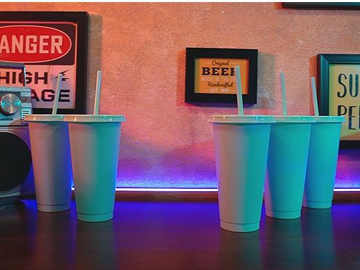 带吸管的塑料杯子