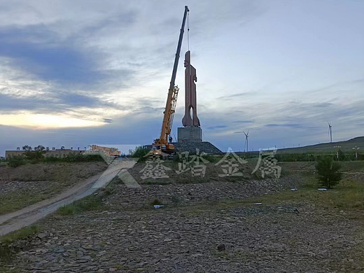 17米高精神堡垒安装进展图 大型导视牌威武雄壮