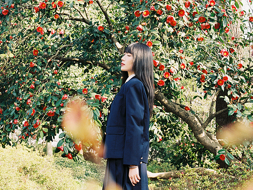 膠片寫真|山茶和椿（個人主頁-ZNjQ1MjExMDg=） - 人像攝影 - 站酷設計師胡四喜cancan原創(chuàng)素材 - 站酷ZCOOL