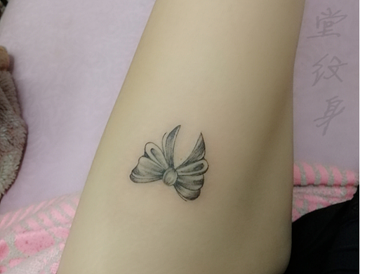 蝴蝶结纹身修改老旧纹身水冶纹身金左堂腿部