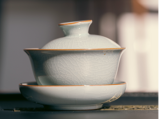 瓷器与光硬的交汇