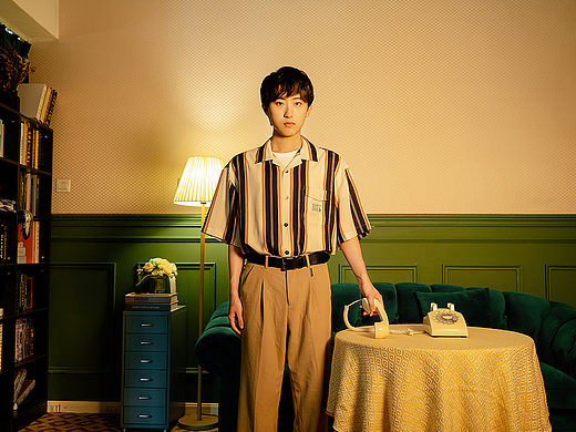 等电话的少年