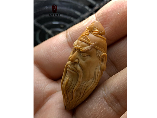 盛京鲁宝斋出品，鲁俊雕刻，纯手工橄榄核雕关羽关公