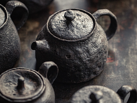 柴烧土陶“拙朴中带有金属质感”