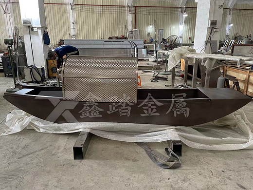 雕塑艺术 特色水景不锈钢仿真乌篷船雕塑 山水意境雕塑