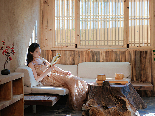 闲敲棋子落灯花