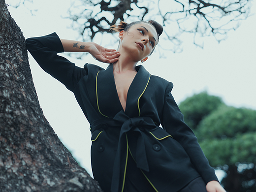 小麦色女模园林创作拍摄