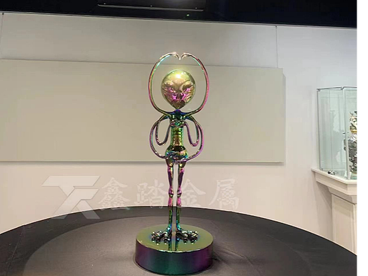 科技感爆棚 纯手工打造不锈钢外星人雕塑 艺术无边界