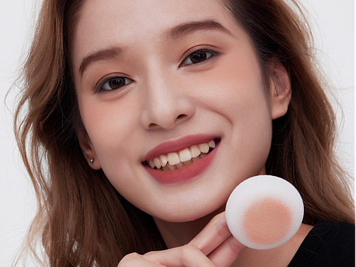 粉扑腮红上妆模特