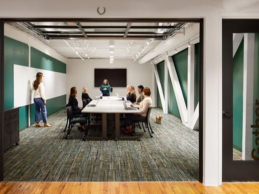 办公室装修：创造了柔软的休息、撤退和创意场所 纹理和颜色浅色明亮