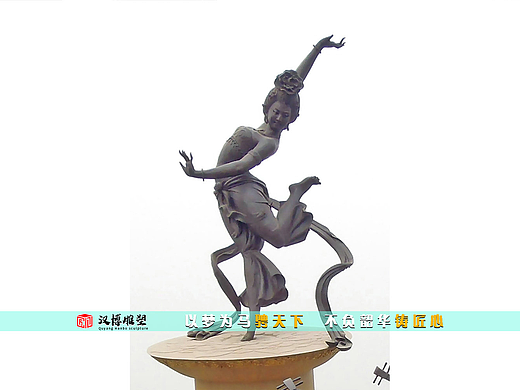 女孩雕塑，放在景区的雕塑