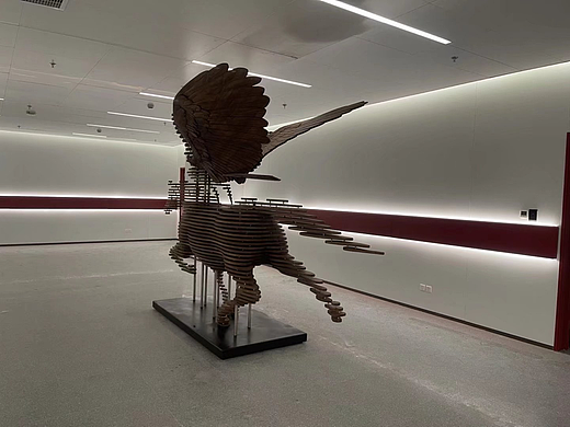 烟台展览馆方块拼接桐木飞马雕塑落地摆件