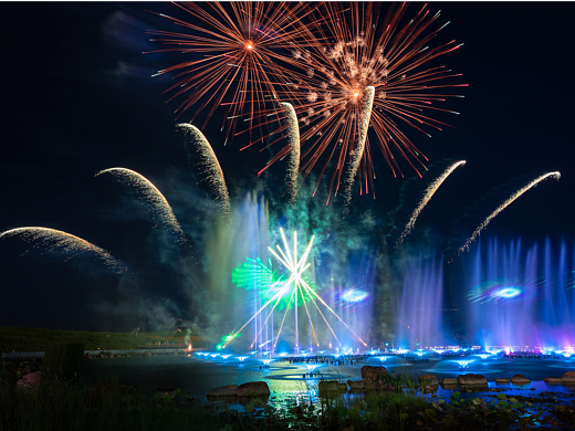 光的形状–贵阳天河潭烟花水秀表演