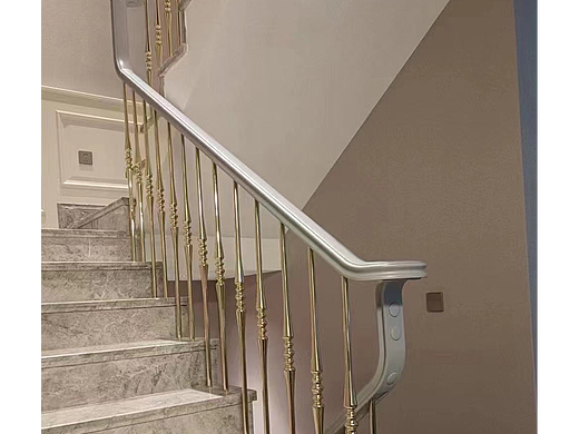 别墅铜楼梯围栏用什么木材好