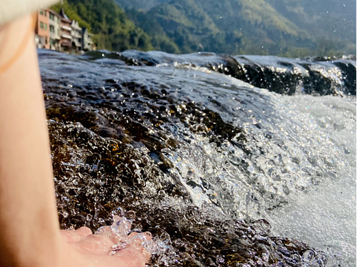 觸摸溪水感受的轉(zhuǎn)變（個(gè)人主頁(yè)-ZNjQzNjAzNTI=） - 風(fēng)光攝影 - 站酷設(shè)計(jì)師Z496189760原創(chuàng)素材 - 站酷ZCOOL