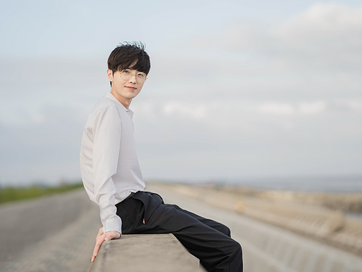 海堤上的男孩