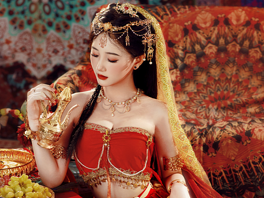 “听说了吗，京城新来了个西域舞姬，可漂亮了”