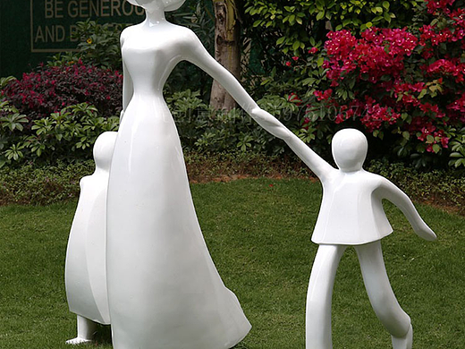 玻璃钢抽象人物 小区草坪广场手牵手回家主题迎宾雕塑