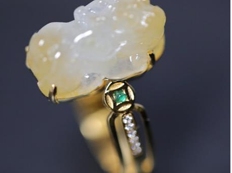 一枚传统的貔貅戒指