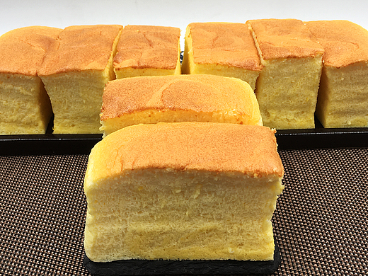 柠香酸奶古早蛋糕，超松软，抖动如柯基臀般可爱。