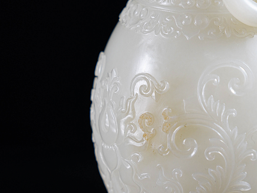 拍卖摄影|新疆和田玉籽料 西番莲纹双耳瓶