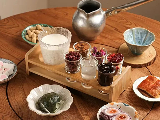 从“围炉煮茶”到“围炉冰茶”，新中式茶饮在玩一种很新的东西